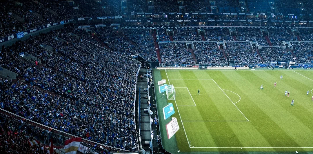 Ein Fußballspiel, von der Tribüne in Karlsruhe aus gesehen.