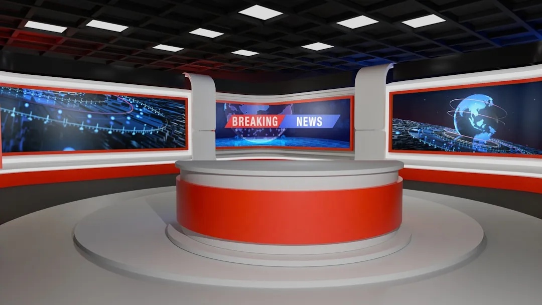 Ein Fernsehnachrichtenstudio mit einer Breaking-News-Anzeige.