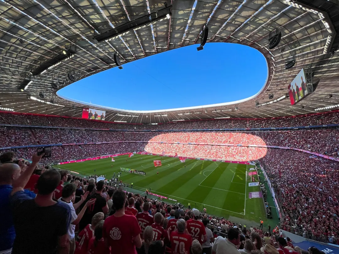 Ein voll besetztes Fußballstadion vor einem Spiel.